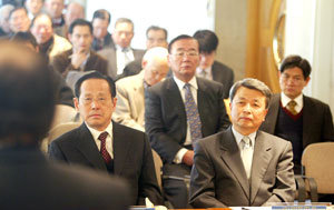 19일 ‘한미관계 비전21포럼’이 ‘21세기 한미관계와 한반도 평화’를 주제로 서울 중구 한국 프레스센터에서 개최한 심포지엄에서 이각범 IT전략연구원장(오른쪽)과 김항경 전 외교통상부 차관(왼쪽) 등 참석자들이 토론 내용을 듣고 있다. 원대연 기자