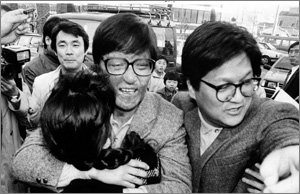 풀려난 서승씨1971년 서울대 유학 도중 간첩 혐의로 체포됐던 서승 씨가 1990년 19년만에 가석방된 뒤 가족들과 포옹하고 있다. 서승 씨는 얼굴의 상처에 대해 수사 도중 난로를 끌어안고 자살을 기도하다 생긴 것이라고 말했다. 동아일보 자료 사진