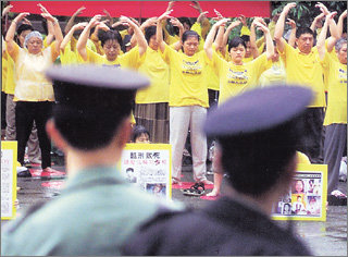 파룬궁 수련생들이 1998년 4월25일 중국 베이징 심장부의 중국공산당 종합청사 앞에서 기공수련을 펼치며 중국정부의 파룬궁 탄압에 침묵시위하는 모습. 중국정부는 이날 1만여명의 시위군중이 모여들자 ‘톄안먼사건 이후 최악의 사건’으로 규정하고 무력진압했다. 사진제공 황소자리