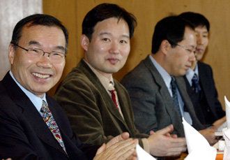 21일 오후 서울 강남구 삼성동 코엑스인터컨티넨탈호텔에서 김진홍 목사, 신지호 서강대 겸임교수 등 10여 개 단체 인사들이 ‘뉴 라이트 운동’의 향후 활동 방향을 논의하고 있다. 왼쪽부터 김 목사, 신 교수. 김미옥 기자