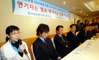 “X파일 사실 아닙니다”21일 오후 한국방송연기자노조 소속 연예인들이 서울 영등포구 여의도동 홍우빌딩에서 ‘연예인 X파일’ 사건과 관련해 기자회견을 가졌다. 보고서에 이름이 올랐던 탤런트 김민선 씨(왼쪽)가 문건 유출과 관련한 심경을 밝히고 있다. 왼쪽에서 두 번째는 탤런트 안재욱 씨. 박영대 기자