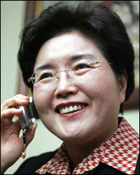 21일 경찰 역사상 첫 여성 지방경찰청장으로 발령받은 김인옥 경무관이 집안 행사 때문에 들른 경기 용인시 친척 집에서 축하 전화를 받고 있다. 용인=연합