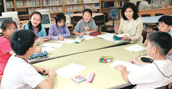 공부하기 싫어하는 자녀에게는 매일 어떤 과목이라도 조금씩 공부하는 습관을 갖도록 인내심을 갖고 격려하는 것이 중요하다. 학습방법에 대해 상담을 하고 있는 학생들. 동아일보 자료 사진
