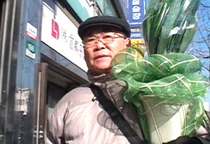 68세에 퀵서비스 일을 하는 할아버지. EBS 다큐 ‘대한민국, 나이공화국’ 제5부에 소개된다. 사진제공 EBS