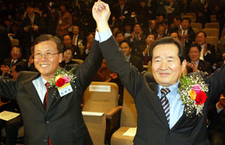 24일 오전 열린우리당 원내대표에 선출된 정세균 의원(오른쪽)과 정책위의장에 선출된 원혜영 의원이 두 손을 치켜들며 답례를 하고 있다. 김경제 기자