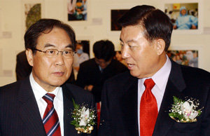 25일 서울 한국프레스센터에서 개막된 2005년 한국보도사진전에 내빈으로 참석한 열린우리당 임채정 의장(왼쪽)과 한나라당 김덕룡 원내대표가 얘기를 나누고 있다. 열린우리당과 한나라당은 최근 무정쟁의 실현을 위한 제안에 화답하고 있다. 국회사진기자단