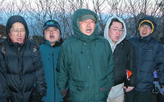 1월 1일 직원들과 북한산에서 새해 아침을 맞은 삼성석유화학 허태학 사장(가운데). 새로운 도전이 시작될 때마다 그는 산행으로 마음을 다졌다. 사진 제공 삼성석유화학