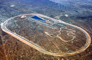 미국 캘리포니아 주 모하비 사막에 건설된 현대·기아자동차 주행시험장이 27일 본격 가동에 들어갔다. 총길이 116km에 이르는 8개 시험로를 갖춘 이 시험장의 최대 고속주회로는 일주거리 10.4km의 타원형 3차선이다. 사진 제공 현대자동차