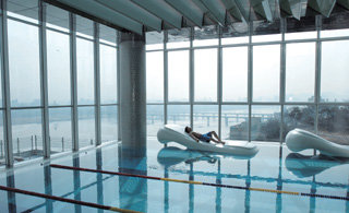 W호텔 내 피트니스센터에 있는 수영장. 3m 높이의 통유리가 붙어 있어 한강을 내려다보면서 운동할 수 있다. 신원건 기자