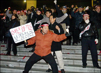 제15회 공인중개사 시험 가산점을 요구하며 과천 정부종합청사 건교부  건물에 진입을 시도하고 있는 시위대. 박주일기자 fuzine@donga.com