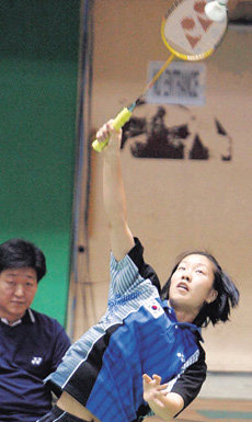 2005 대교눈높이 코리아오픈국제배드민턴대회 여자 단식 결승에서 전재연(대교)이 왕첸(홍콩)을 스매싱으로 공격하고 있다. 전재연이 2-0으로 우승. 인천=연합