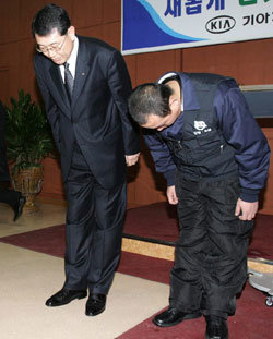 “죄송합니다”기아자동차 김익환 사장(왼쪽)과 박홍귀 노조위원장이 1일 광주공장에서 대국민 사과문을 발표한 뒤 인사를 하고 있다. 사진 제공 기아자동차