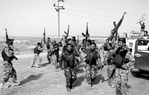 지난달 31일 이라크 남단 바스라에서 이라크 경찰들이 총선 성공을 축하하며 환호하고 있다. 총선 이후 시아파 주도 국가로 변한 이라크는 앞으로 대통령, 부통령, 총리 선출을 포함한 대규모 정권교체가 이뤄질 전망이다.
