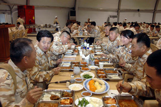 정동영 통일부 장관이 1일 이라크 아르빌에 주둔 중인 자이툰 부대를 방문해 현지 장병들과 식사를 함께하고 있다. 사진 제공 통일부