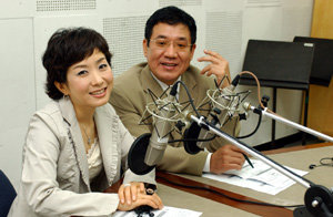 7일 오전 KBS 2라디오(수도권 FM 106.1Mhz, AM 603Khz)의 설 교통 특집 생방송을 진행하는 왕영은(왼쪽) 정한용. 사진 제공 KBS