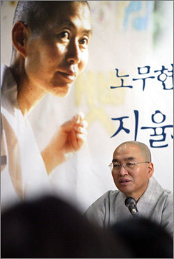 4일 오전 서울 서초구 정토회관에서 법륜 스님이 지율 스님의 건강상태를 설명하고 있다. 연합