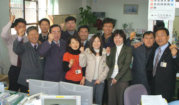 4일 가정형편이 어려운 서울대 합격생의 등록금을 마련해 준 대구 수성구청 사회복지과 직원들이 주먹을 쥔 채 활짝 웃고 있다. 사진 제공 대구 수성구청