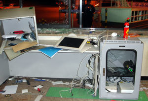 파손된 사무실 집기4일 오후 충남 아산시 현대자동차 공장에서 집회를 하려던 노조원들과 경비원들 사이에 물리적 충돌이 발생해 경비실 등 일부 사무실 집기가 파손돼 곳곳에 흐트러져 있다. 아산=연합