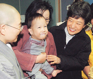 장애아들과 함께한나라당 박근혜 대표(오른쪽)가 6일 서울 성북구의 중증장애아 복지시설인 상락원을 방문해 장애아를 돌보고 있다. 김경제 기자