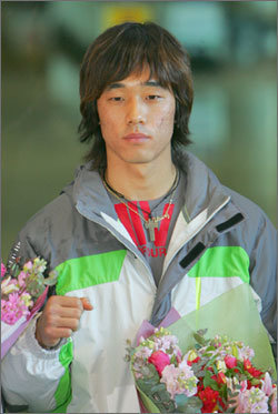 2005년도 카타르 8개국 초청 청소년 축구대회에서 4경기 9골이라는 경이적인 골 세례로 한국팀의 우승을 이끈 박주영이 11일 오후 인천공항을 통해 귀국한 뒤 취재진을 향해, 오는 6월 참가할 세계청소년 선수권대회의 선전을 다짐하는 화이팅을 하고 있다.[연합]