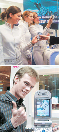 프랑스 칸에서 14일 개막한 ‘3GSM 세계회의’에서 삼성전자(위)와 LG전자(아래) 등 국내 휴대전화 업계는 실시간 동화상 통화가 가능한 3G폰 등 다양한 첨단 휴대전화를 선보였다. 사진제공 삼성전자 LG전자