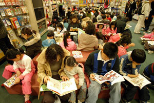 초등학생들이 서울 교보문고 어린이서가 앞에 앉아 독서삼매경에 빠져 있다. 어린이들이 보는 책은 예외없이 고전이나 역사를 만화형식으로 꾸민 학습만화이다. 학습만화는 최근 불황에도 불구하고 놀라운 판매량을 보이고 있다. 박주일 기자