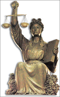 서울 서초구 서초동 대법원 현관 앞에 세워져 있는 정의의 여신상. 이 여신상 뒷면에는 `하늘이 무너져도 정의는 세워라`는 라틴어가 새겨져 있다.