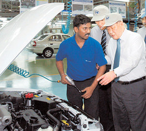 인도를 방문 중인 정몽구 현대·기아자동차그룹 회장(오른쪽)은 16일 인도에 연간 15만대의 차량을 생산할 수 있는 공장을 추가로 건설하겠다고 밝혔다. 이 공장이 완공되면 현대차의 인도 현지 생산 규모는 연간 40만 대로 늘어난다. 사진 제공 현대자동차