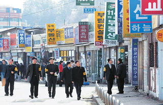 청약통장 불법거래 조사경기 성남시 판교신도시 개발로 부동산 투기 우려가 확산되자 국세청 부동산투기대책반 직원들이 17일 판교 일대 중개업소를 돌며 청약통장 불법거래 조사에 나섰다. 성남=권주훈 기자