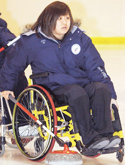 교통사고로 척수장애인이 된 뒤 휠체어컬링으로 삶의 의욕을 되찾았다는 조애리 씨. 국가대표 선수인 그는 17일 열린 제2회 동계장애인체육대회에서 소속팀 강원B팀이 연세대에 10-7로 승리하는 데 수훈갑이 됐다. 춘천=박영대 기자