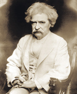 생전의 마크 트웨인. 19세기 영미 리얼리즘 문학의 거장으로 불리는 그는 ‘사후 출간’을 고집한 자서전에서 제도나 사회가 만들어 낸 갖가지 ‘대단함’의 허울을 벗겨내고, 삶은 재미있지만 ‘결국 슬픈 것’임을 곳곳에서 밝히고 있다. 동아일보 자료 사진