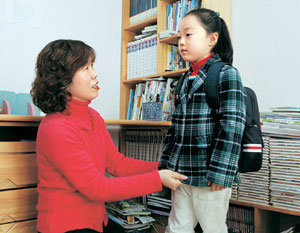 초등학교 신입생을 둔 학부모들은 설레는 마음에 학용품을 이것저것 사주기보다는 입학식에서 교사들의 설명을 듣고 필요한 준비물을 마련하는 것이 좋다. 책가방은 무겁지 않으면서 메기 편한 것을 고른다. 권주훈 기자