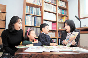 학습지는 창의력 향상, 계산능력 키우기 등 학습목적을 분명히 정한 후 아이의 수준에 맞는 것을 골라 꾸준히 공부하는 것이 좋다. 학생들이 방문 교사와 함께 공부하는 모습. 동아일보 자료 사진
