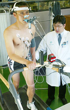 김주성 대한축구협회이사(왼쪽)가 지난 18일 서울아산병원스포츠건강의학센터에서 심장의 기능을 알아보는 운동부하검사를 받고 있다. 원대연기자