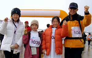 2000년 첫 대회부터 5회 연속 참가한 금강산 마라톤의 산 역사 황문상씨(오른쪽) 가족. 왼쪽부터 조카 유미진 유가은, 딸 미라양. 금강산=김상호 기자