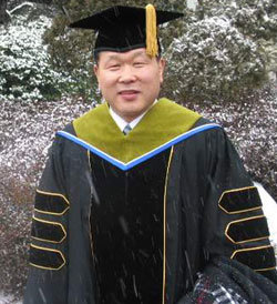프로복서 출신으로는 국내에서 처음으로 박사 학위를 받은 김재훈씨가 22일 동덕여대 교정에서 학위모를 쓰고 기념 촬영을 했다. 이원홍 기자