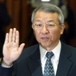 양승태 대법관 후보자가 22일 국회 인사청문특위에서 선서를 하고 있다. 김동주  기자  zoo@donga.com