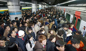 22일 오전 지하철 서울역에서 발생한 전동차 사고로 지하철1호선 운행이 90분가량 중단돼 출근길 시민들이 큰 불편을 겪었다. 신원건 기자 laputa@donga.com
