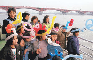 23일 ‘사랑의 유람선’ 행사에 초대된 서울시내 아동복지시설 어린이들이 한강유람선을 타고 한강을 둘러보며 즐거워하고 있다. 원대연 기자