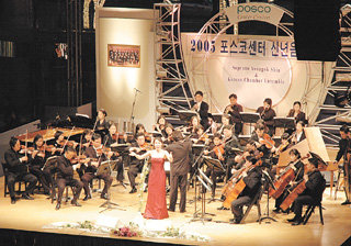 지난달 포스코센터에서 열린 소프라노 신영옥 씨와 서울 바로크협주단의 공연 모습. -사진제공 포스코