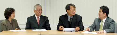 왼쪽부터 문혜진 위원, 이영모 위원장, 유의선 장용석 위원. 전영한  기자