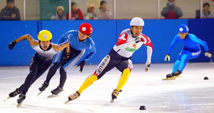 김동성 마지막 질주25일 동계체전 쇼트트랙 남자 500m 결승에서 역주하고 있는 김동성(왼쪽에서 세 번째). 세 차례의 오른쪽 무릎 수술 이후 재기를 노렸던 그는 이날 3위에 그치며 은퇴를 선언했다. 뉴시스