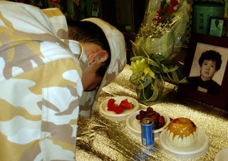 자이툰 부대 1진으로 이라크 파병 근무를 마치고 26일 귀국해 뒤늦게 어머니의 사망 소식을 전해 들은 최준민 병장이 어머니의 유골이 안치된 경기 남양주시 추모공원을 찾았다. 최 병장의 가족들은 그가 받을 충격을 걱정해 그동안 어머니의 사망 소식을 알리지 않았다. 남양주=연합