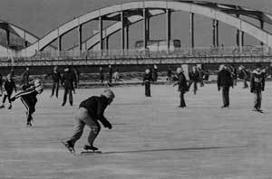 매서운 추위로 종종 한강이 얼어붙곤 했던 1970년대. 당시 학생들에게 가장 인기 있었던 오락 중 하나는 스케이트였다. 동아일보 자료 사진