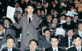 질문하는 참여연대28일 삼성전자 등 삼성그룹 계열 12개사의 정기 주주총회가 일제히 열렸다. 이날 서울 중구 순화동 호암아트홀에서 열린 삼성전자 주총에서 소액주주를 대리해 참석한 참여연대의 한 관계자가 경영진에 삼성카드 증자 참여 등에 대해 따지고 있다. 삼성전자 주총은 큰 충돌없이 3시간여 만에 끝났다. 박영대 기자