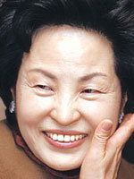 수술전 모습…어떻게 변했을까노무현 대통령의 부인 권양숙 여사가 눈꺼풀 수술을 받기 전의 모습. 권 여사는 원래 쌍꺼풀이 있었으나 최근 수술로 인해 새로 쌍꺼풀이 생긴 것처럼 보이는 것으로 알려졌다. 동아일보 자료 사진