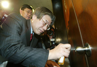 한나라당 일부 의원이 신행정도시 법안 처리를 막기 위해 국회 법제사법위원회 회의실 문을 걸어잠그자 열린우리당 이원영 의원이 열쇠로 문을 열려고 시도하고 있다. 김동주 기자