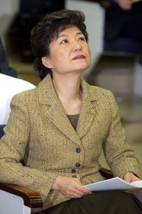 한나라당 박근혜 대표가 2일 국회에서 열린 당 의원총회 도중 허공을 바라보며 상념에 잠겼다. 김경제기자