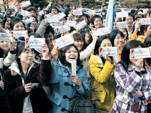 “우린 각막기증 서약”“대학생활은 각막기증부터!” 2일 서울 중구 명동성당에서 열린 가톨릭대 입학식에서 신입생들이 각막기증 서약서를 흔들어 보이며 해맑은 웃음을 터뜨리고 있다. 전영한  기자