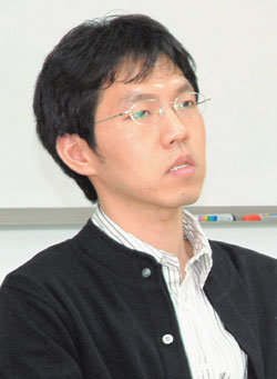 이창호 9단은 “최근 제가 ‘결혼을 해야 안정을 찾을 것’이라는 기사가 자주 나오는데 아직 애인은 없지만 노력해 보겠다”고 말했다. 연합